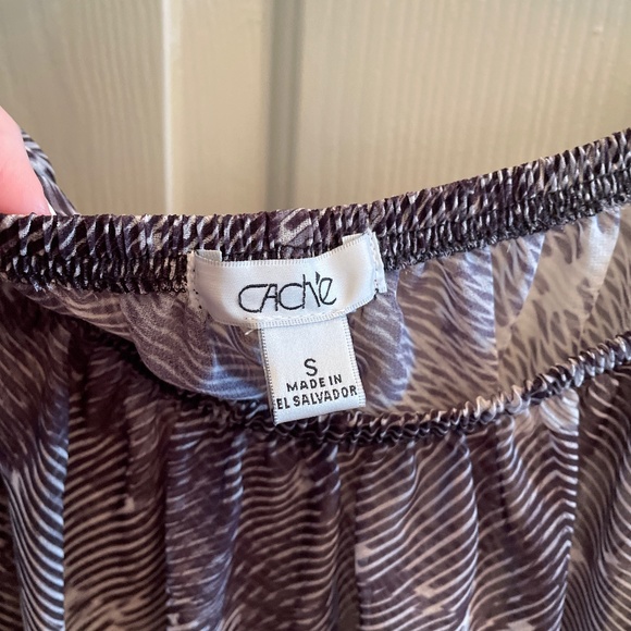 ♠️ Cache Cold Shoulder Top - Picture 3 of 5